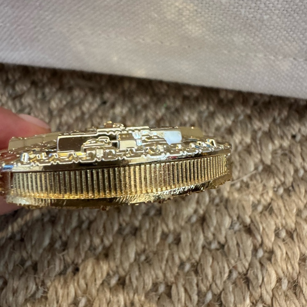 Gold Millennium Falcon Metal Model. Excellent condition. No base as seen - Picture 4 of 8